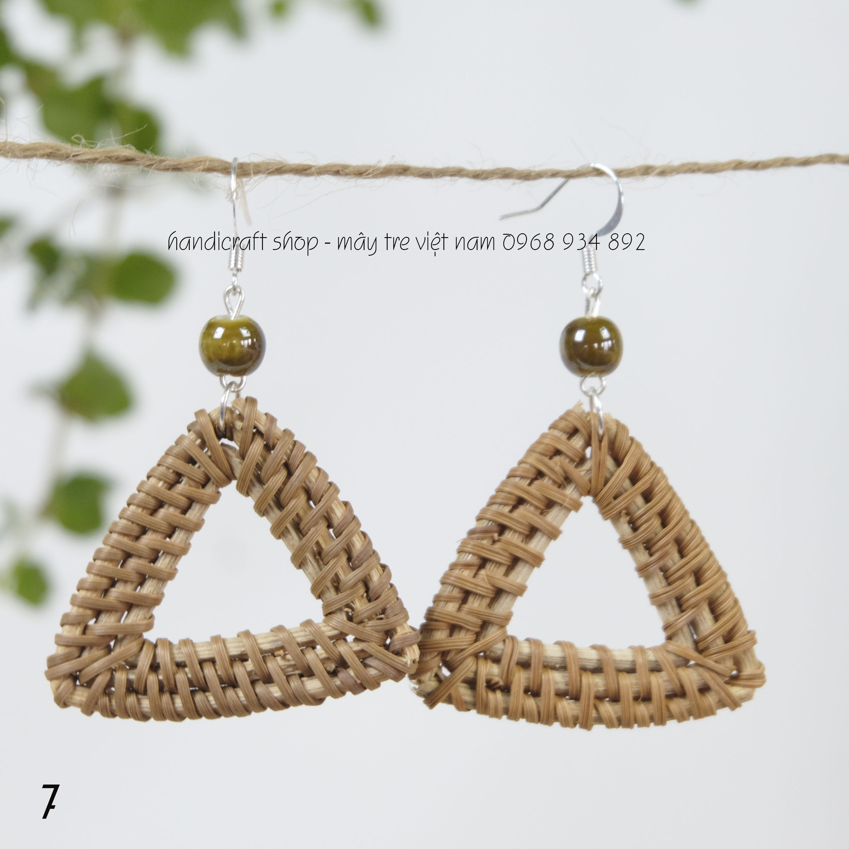 Khuyên tai hình tam giác