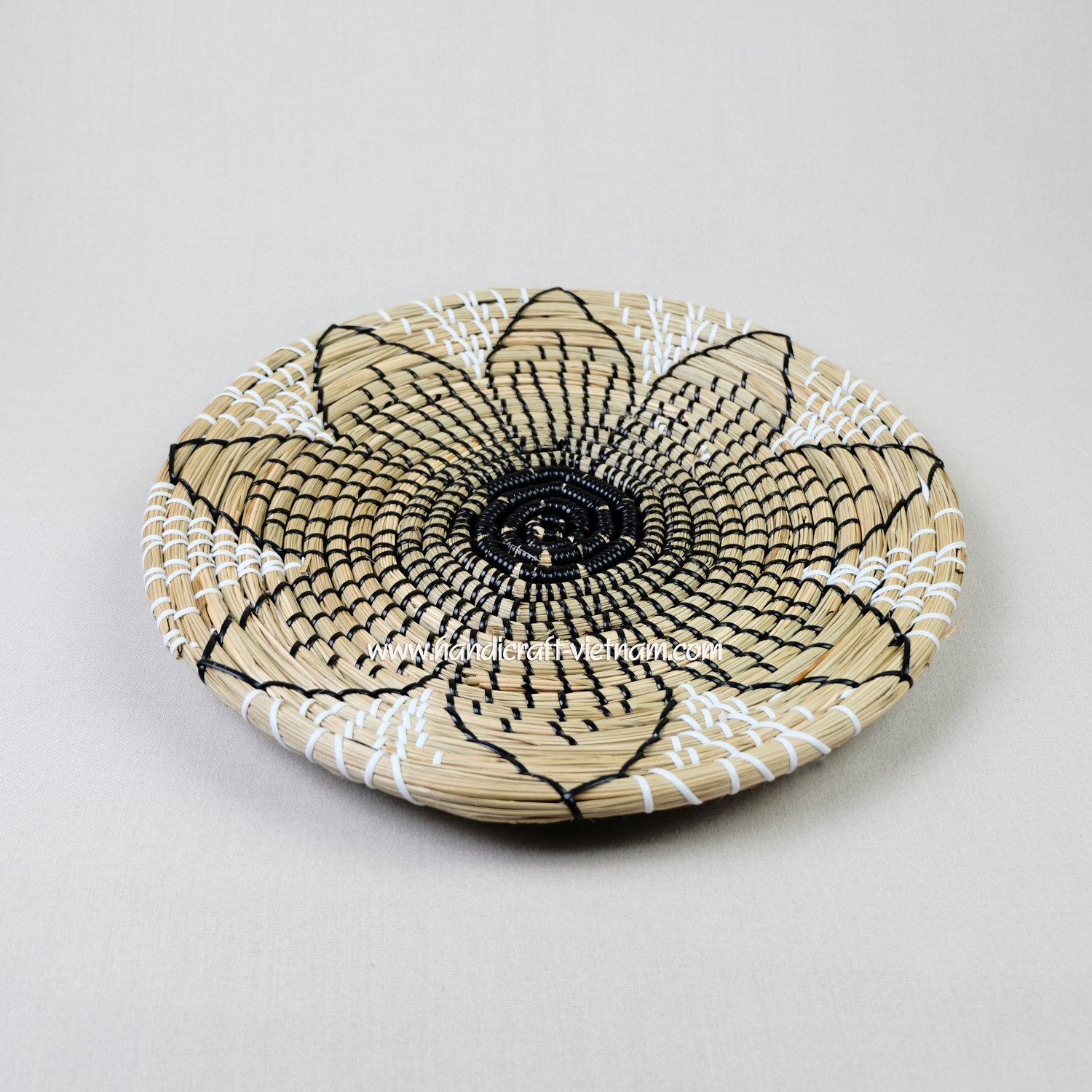 Đĩa cói treo tường họa tiết hoa 8 cánh (Có móc treo)