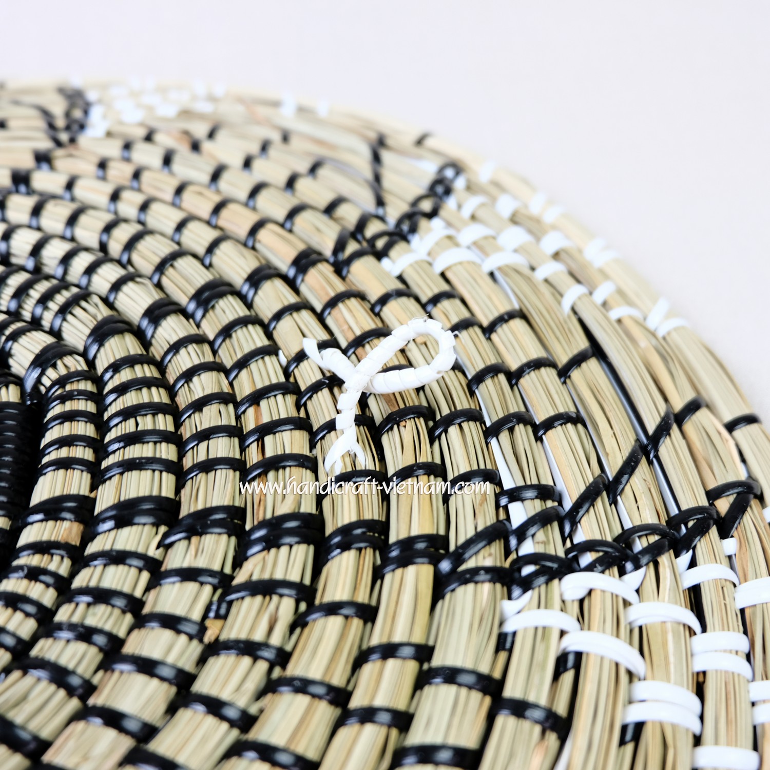 Đĩa cói treo tường họa tiết hoa 8 cánh (Có móc treo)