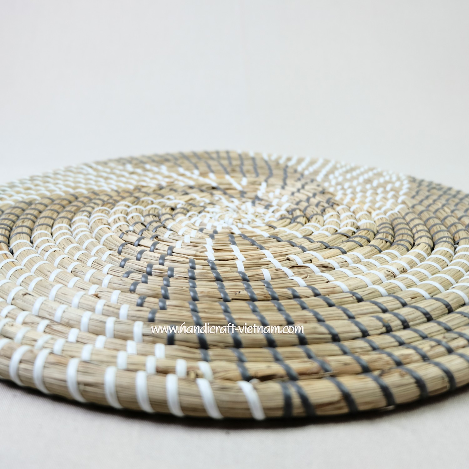 Đĩa cói họa tiết lốc xoáy (đáy phẳng)