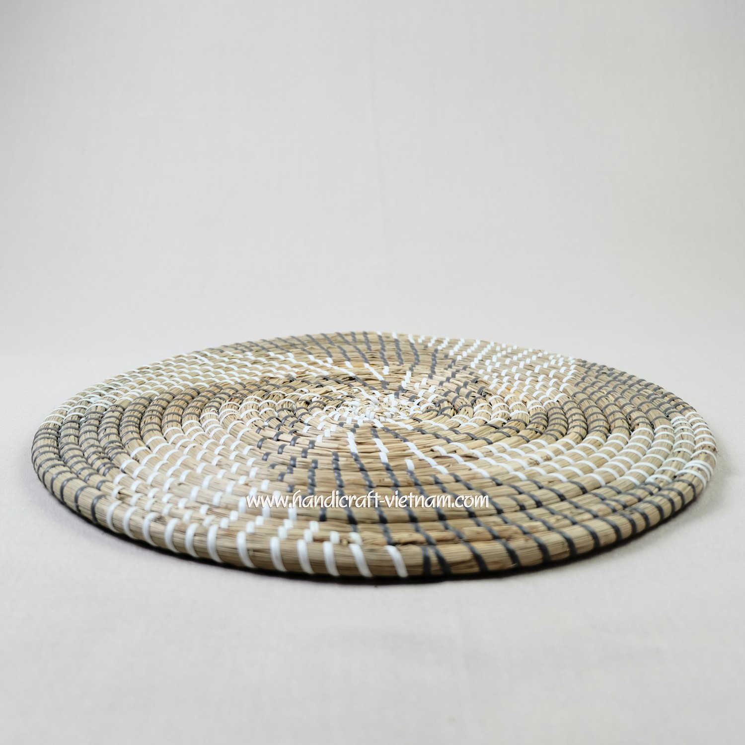 Đĩa cói họa tiết lốc xoáy (đáy phẳng)