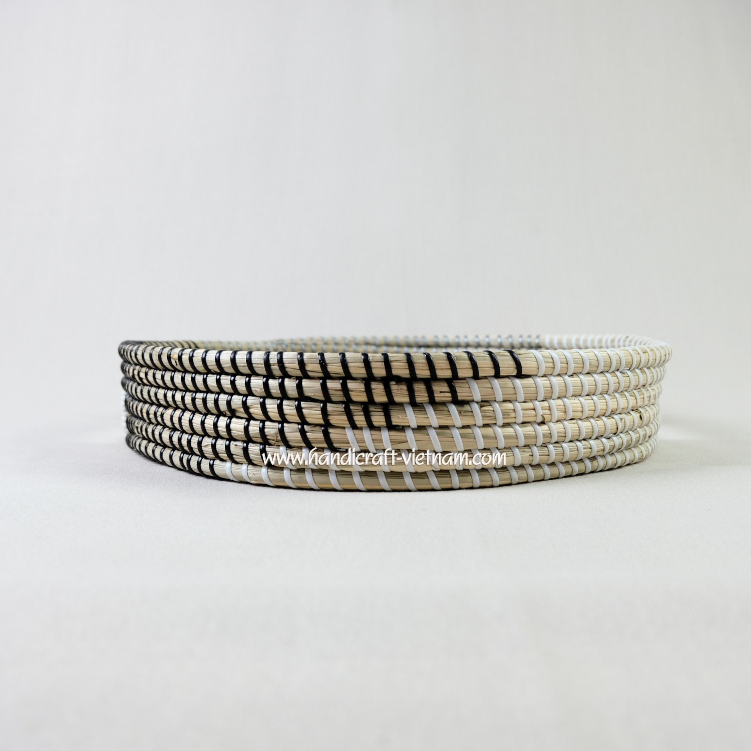 Khay cói có quai họa tiết lốc xoáy