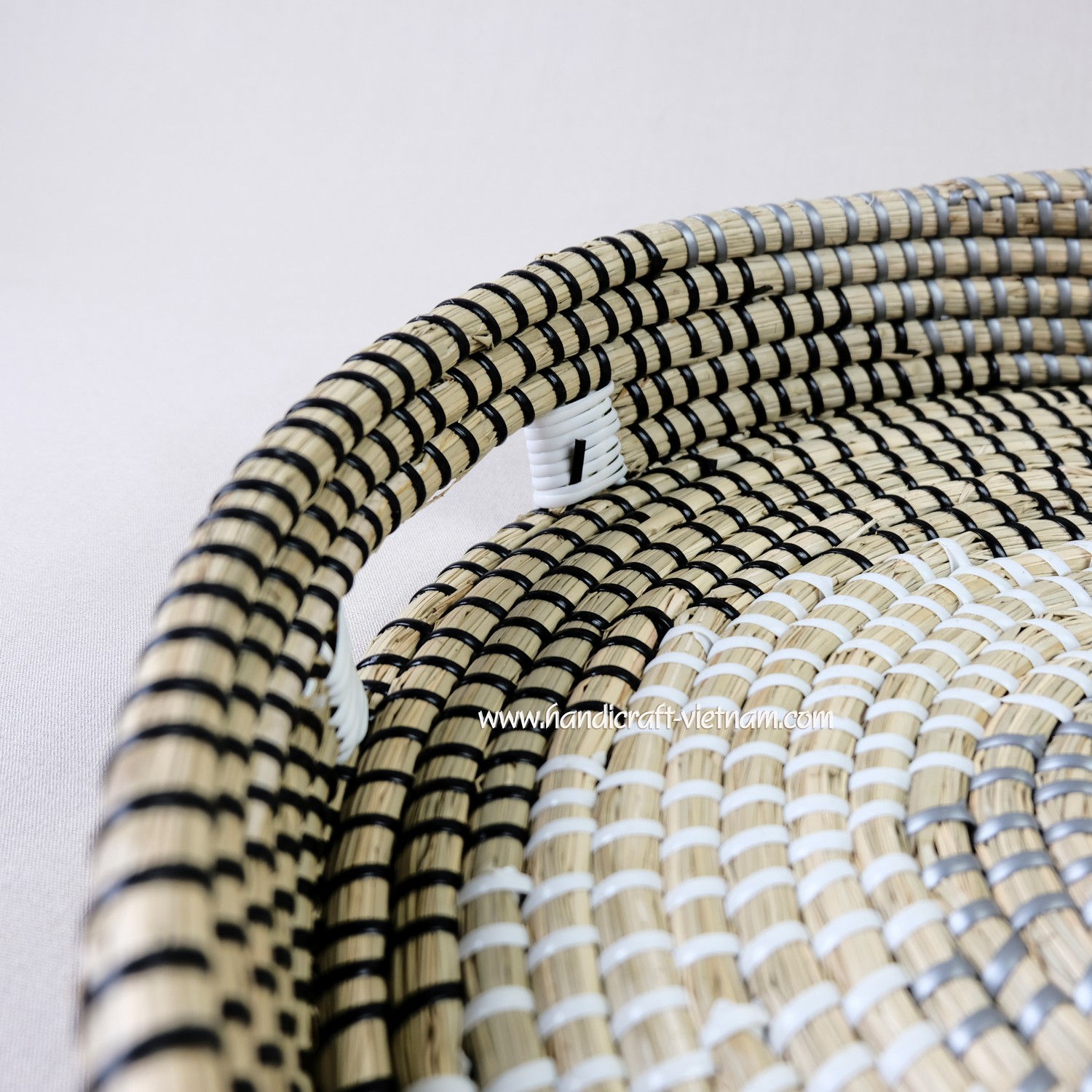 Khay cói có quai họa tiết lốc xoáy