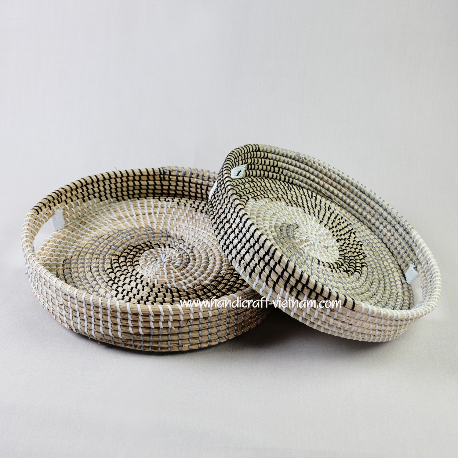 Khay cói có quai họa tiết lốc xoáy