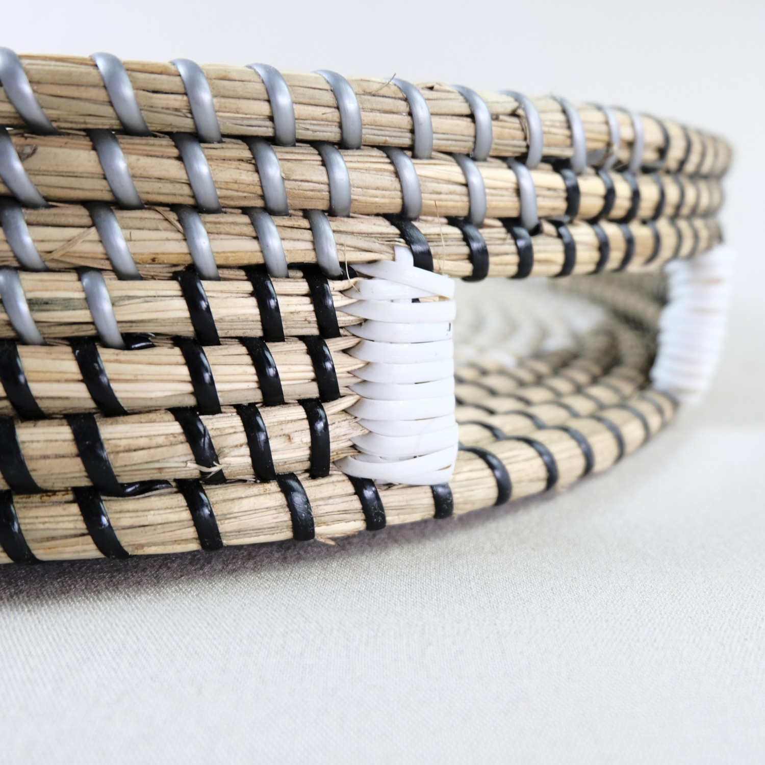 Khay cói có quai họa tiết lốc xoáy