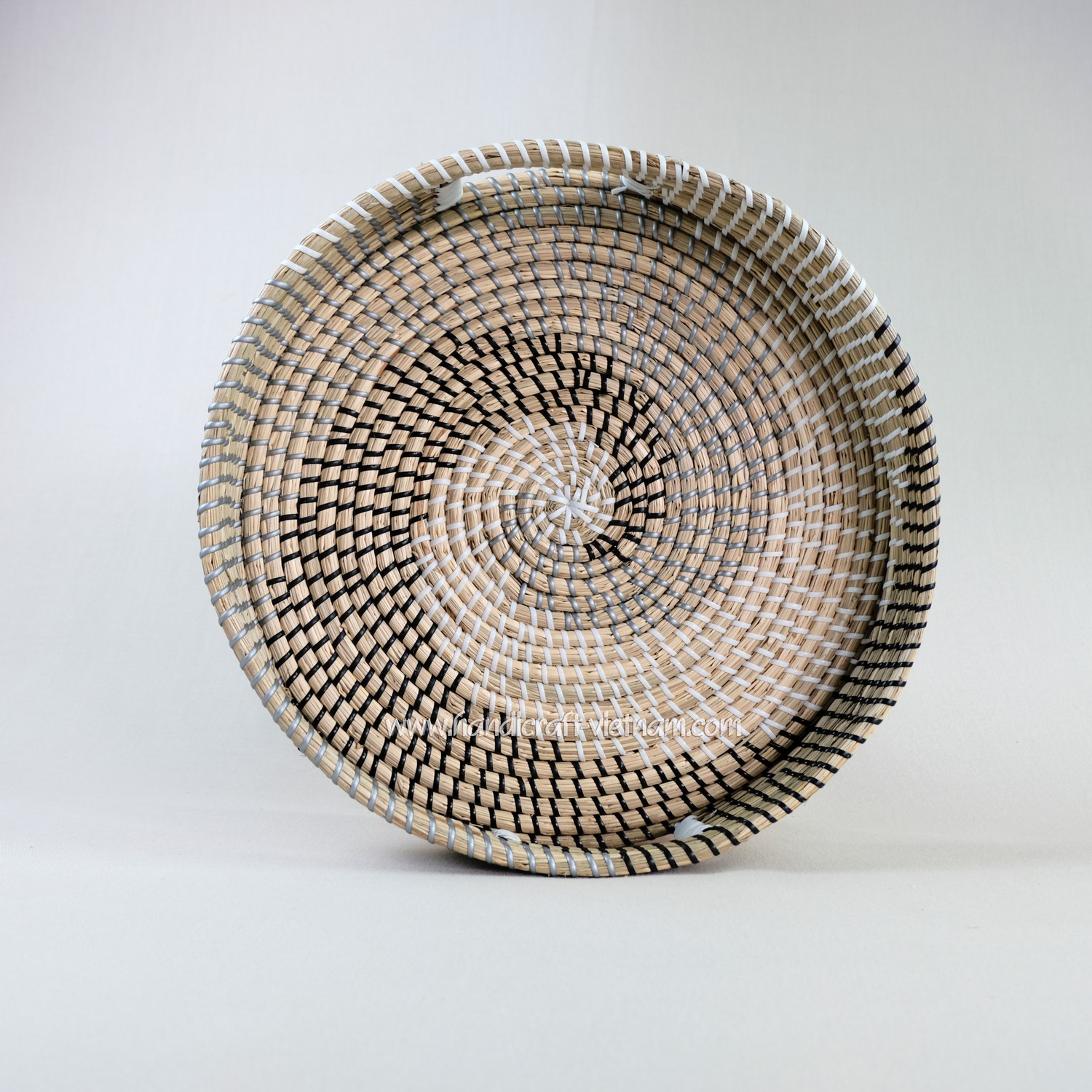 Khay cói có quai họa tiết lốc xoáy