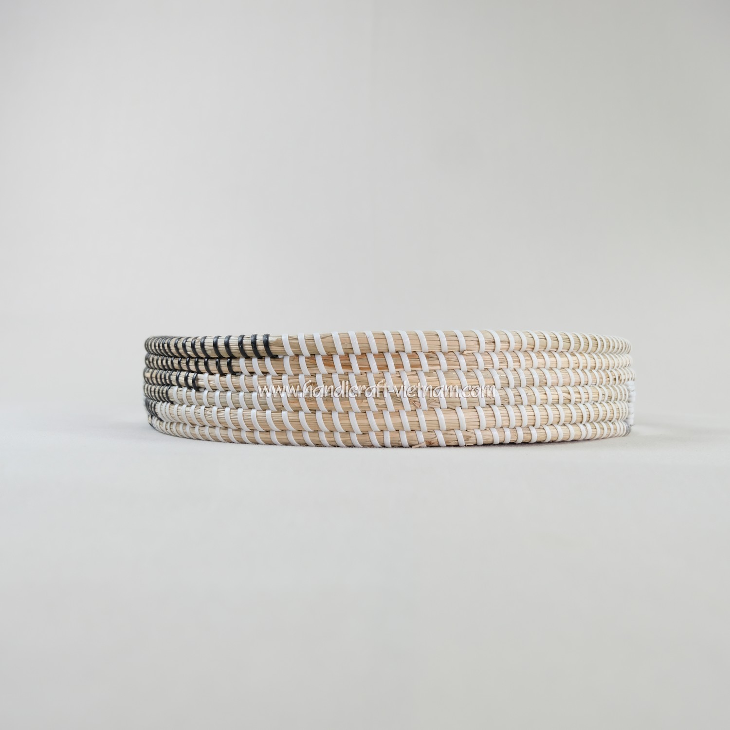 Khay cói có quai họa tiết lốc xoáy