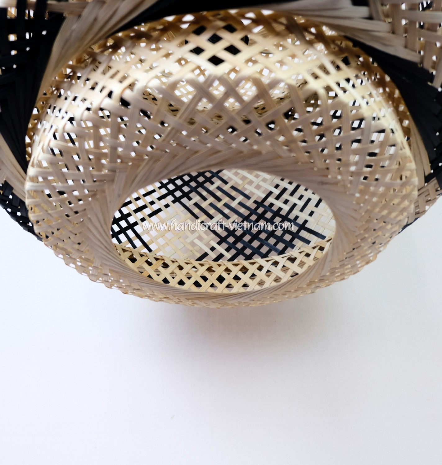 Chao đèn 3 tầng caro đen