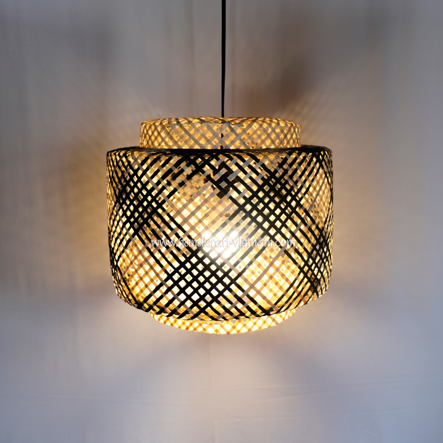 Chao đèn 3 tầng caro đen