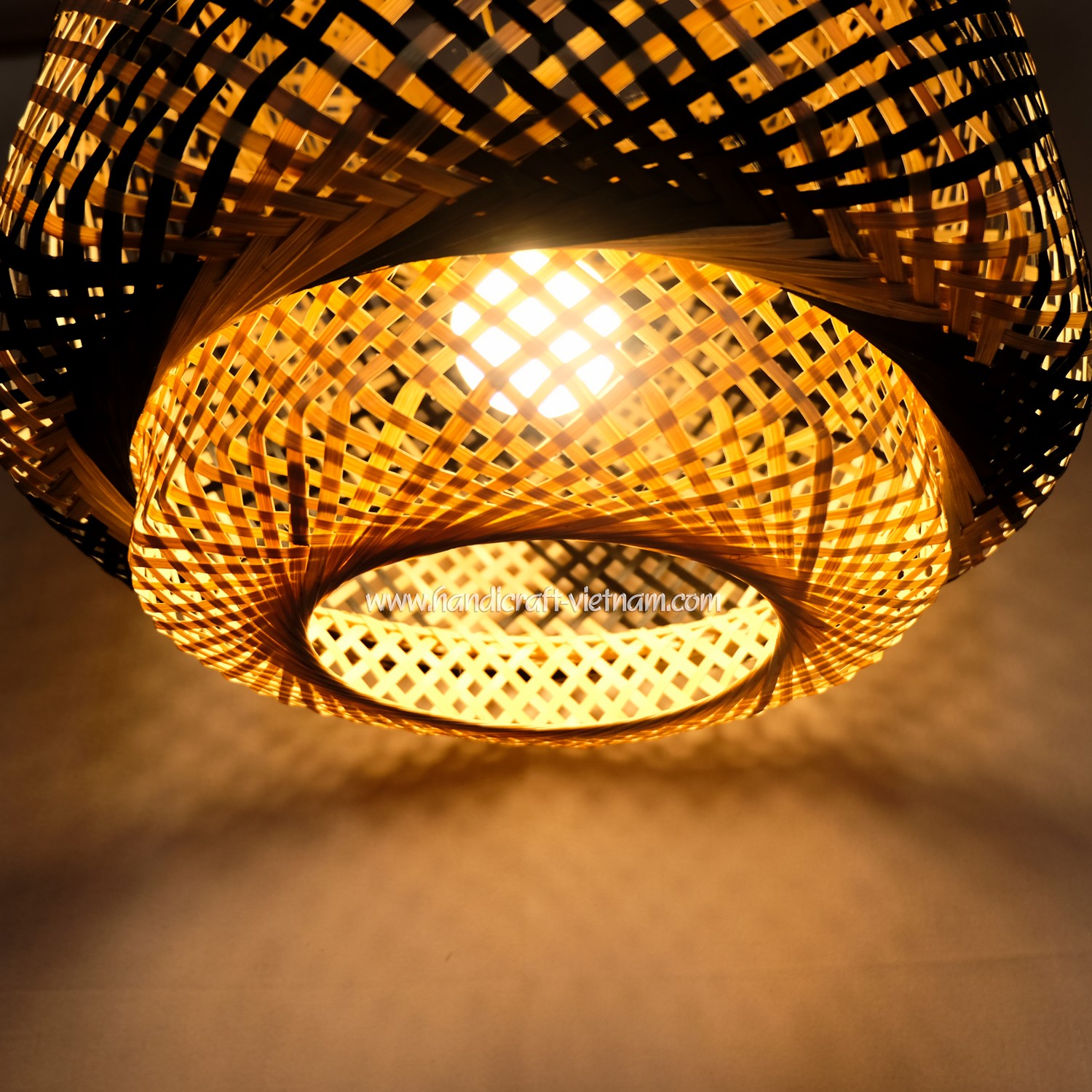 Chao đèn 3 tầng caro đen