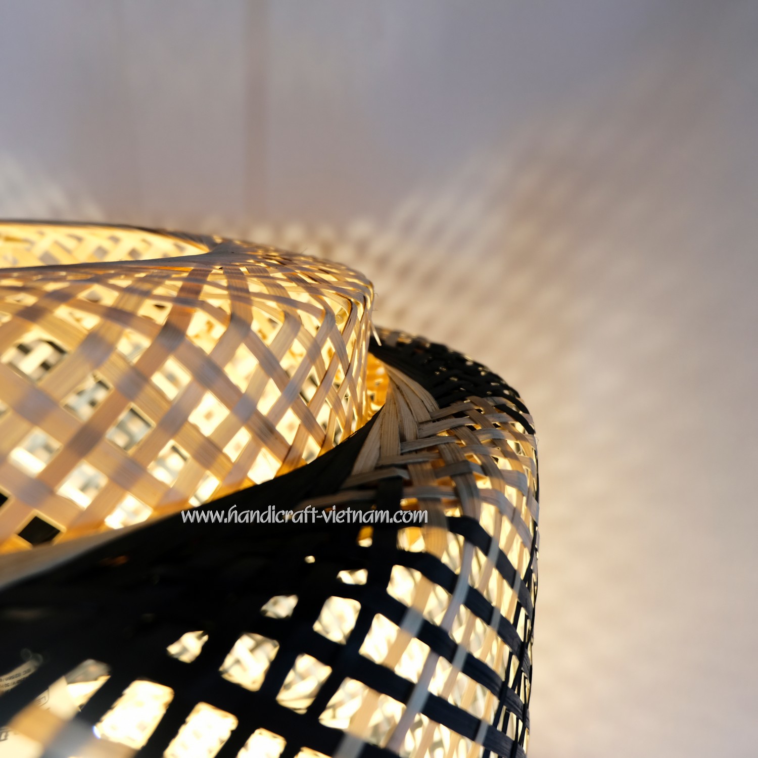 Chao đèn 3 tầng caro đen