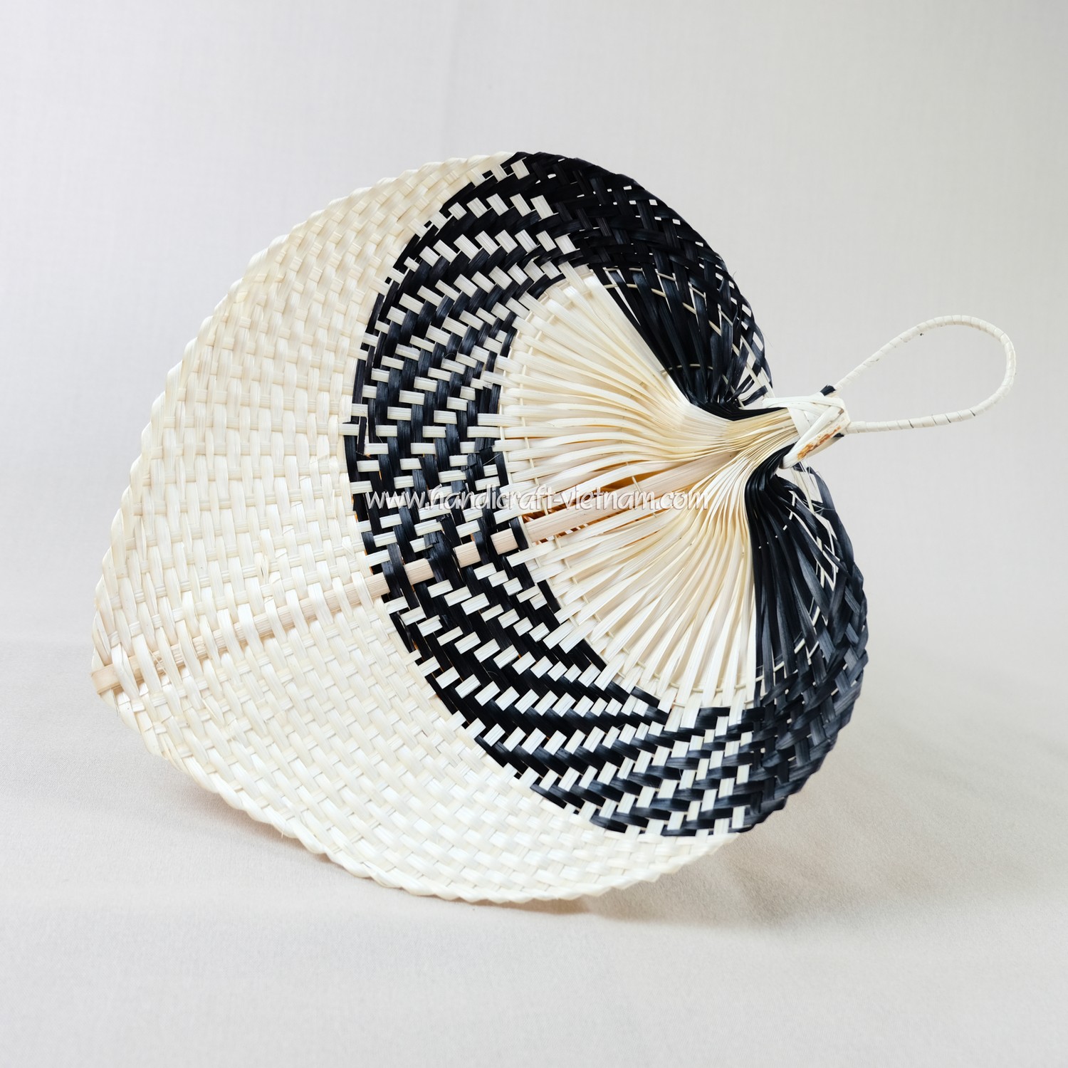 Quạt nan điểm đen