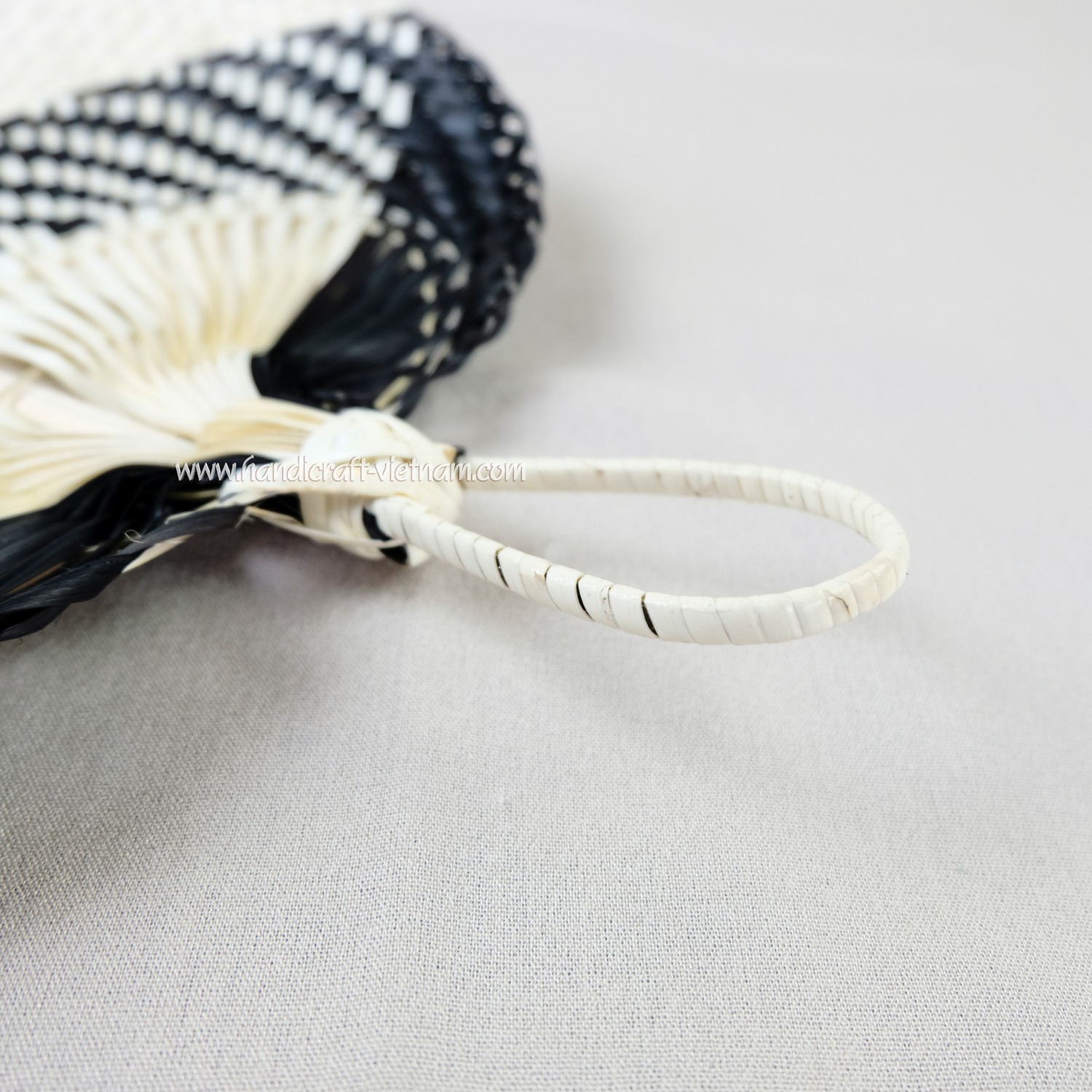 Quạt nan điểm đen