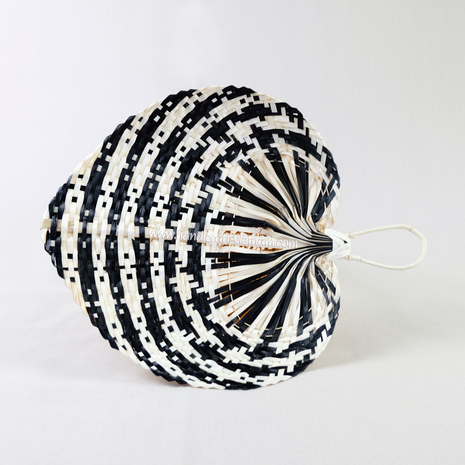 Quạt nan caro đen