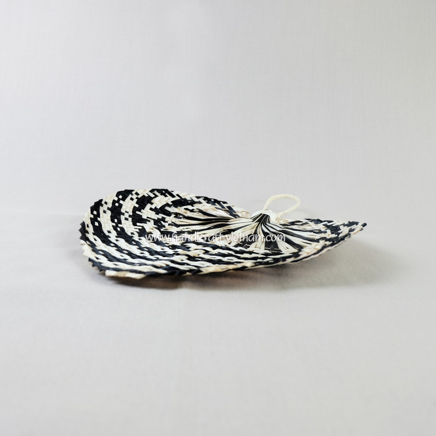 Quạt nan caro đen