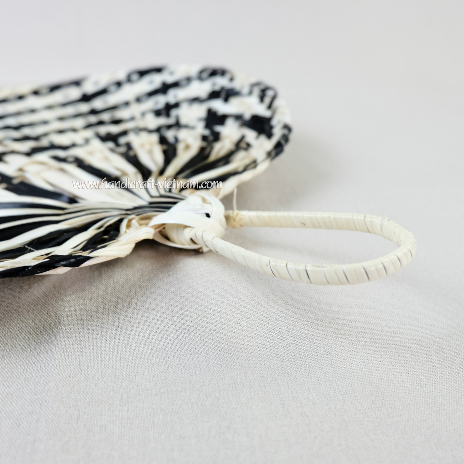 Quạt nan caro đen