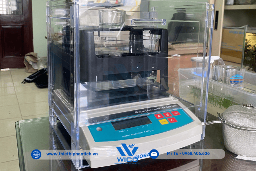 Kỹ thuật với bàn giao và hướng dẫn khách sử dụng cân tỷ trọng BK-DME300S