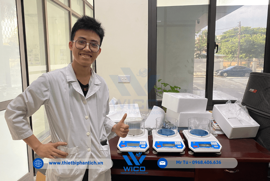 Khách hàng kiểm tra và đánh giá cao Cân kỹ thuật 2 số lẻ HC-B30002 do Wico cung cấp