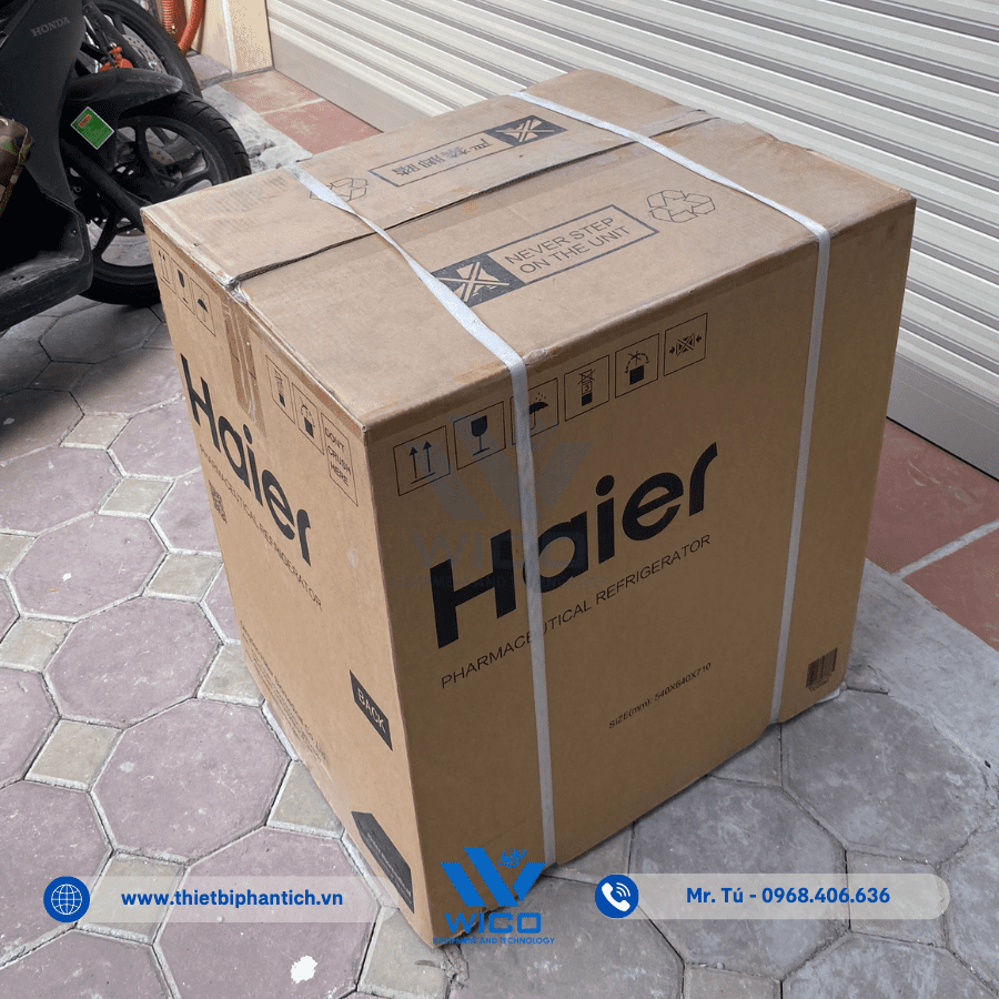 Nhân viên Wico bàn giao Tủ bảo quản Vacxin HYC-68 tới một phòng khám ở Hà Nội