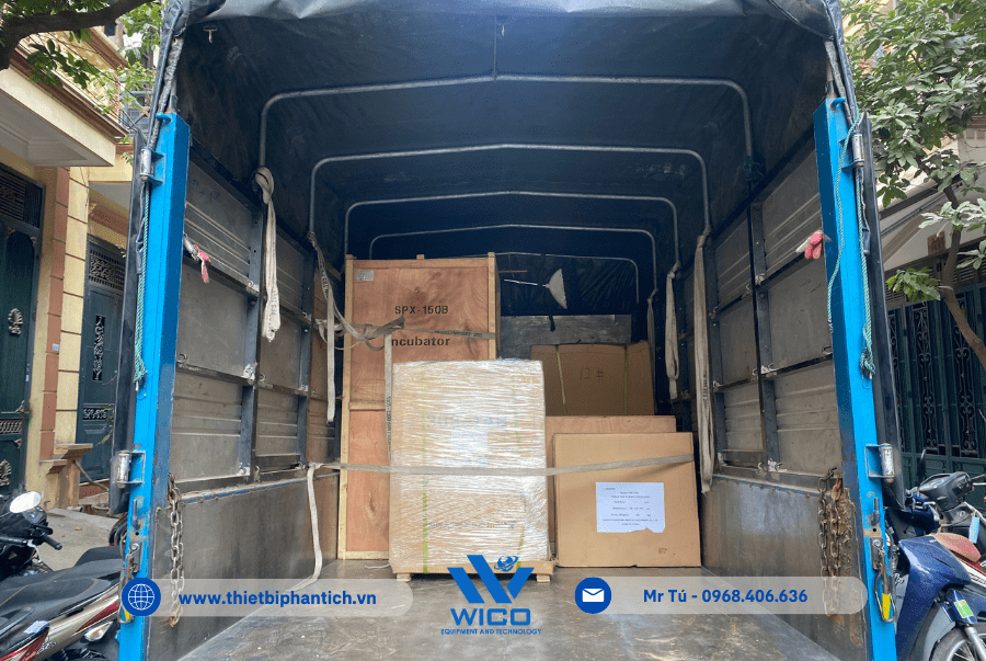 Kỹ thuật Wico kiểm tra và bàn giao Tủ ấm 303-0AB cho đơn vị vận chuyển