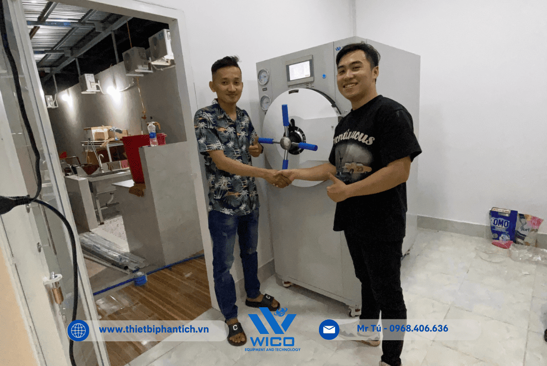 Kỹ thuật viên Wico bàn giao Nồi hấp tiệt trùng WS-200YV cho khách hàng ở Đồng Nai