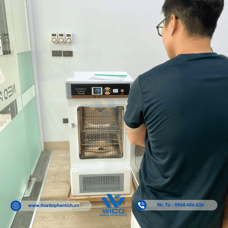 Khách hàng kiểm tra và chạy thử Tủ ấm lạnh SPX-80B
