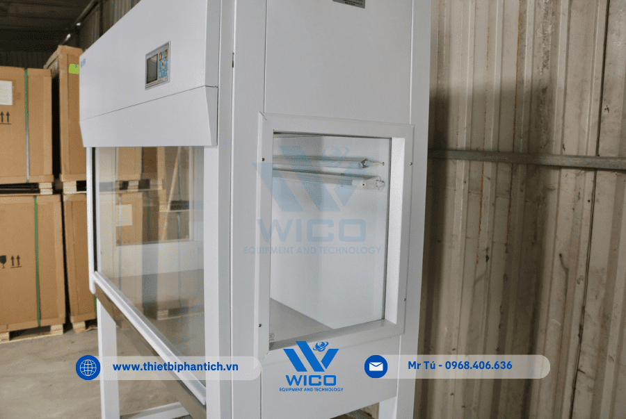 Có cửa kính 2 bên tủ giúp dễ dàng quan sát mẫu