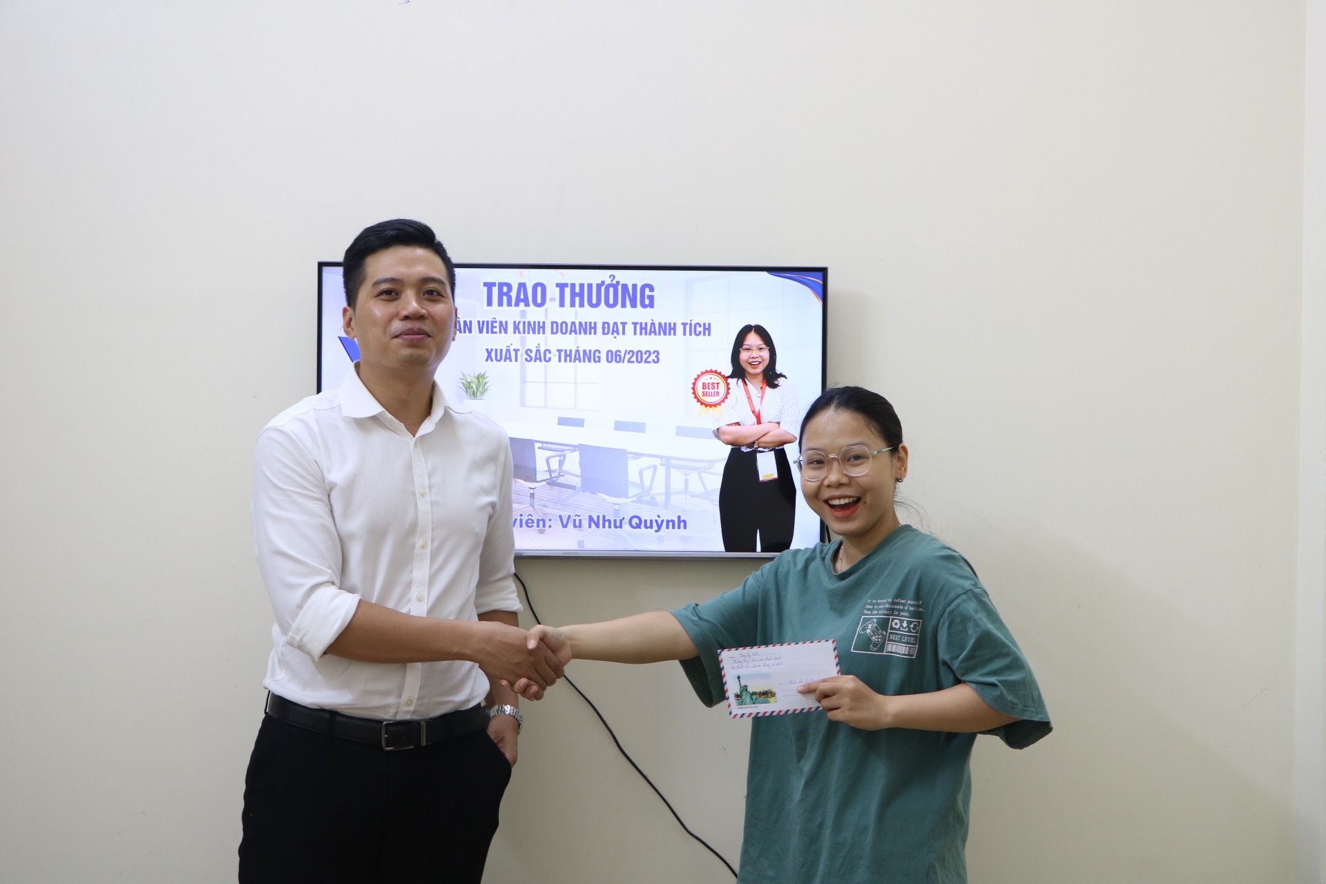 Ông Đồng Xuân Tú – Giám đốc Công ty Wico trao thưởng cho nhân viên kinh doanh xuất sắc