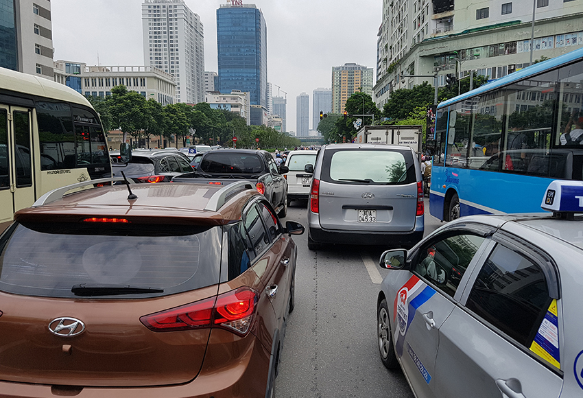 Tìm hiểu cách lái xe ô tô trong thành phố an toàn và đúng luật