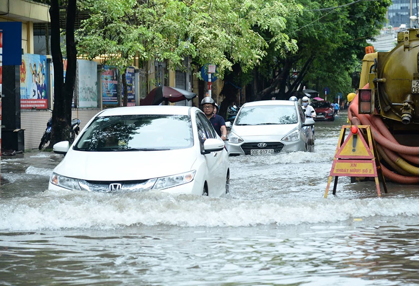 Kinh nghiệm lái xe qua đường ngập an toàn, xử lý khi xe bị chết máy