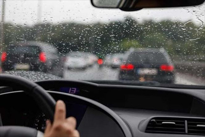 Kinh nghiệm và nguyên tắc lái xe trời mưa an toàn