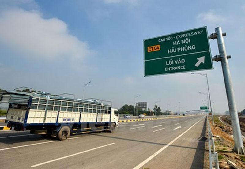 Lối vào cao tốc & khoảng cách các xe khi lưu thông tại đây