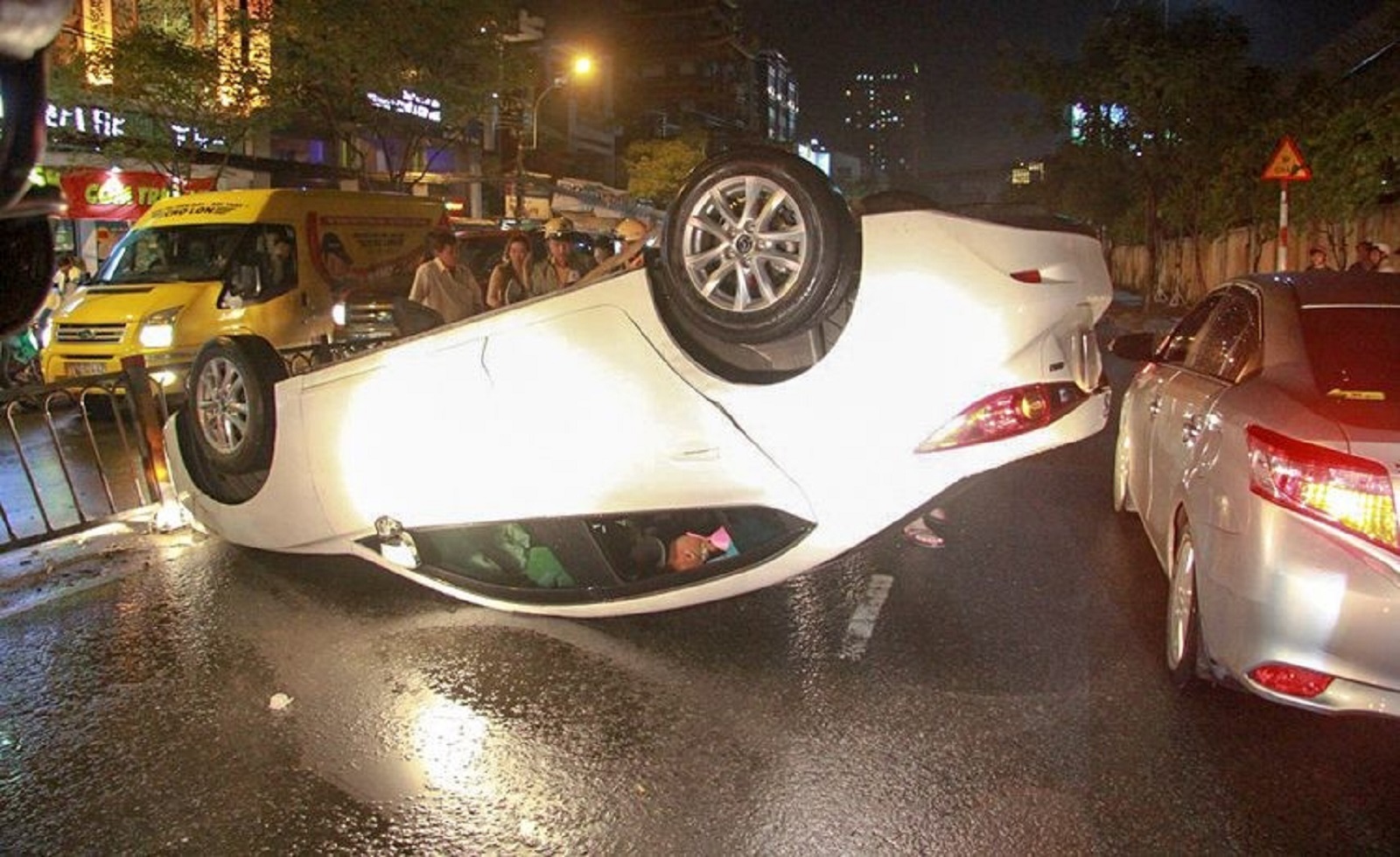 Nguyên nhân khiến xe ô tô bị lật - Cách phòng tránh hiệu quả