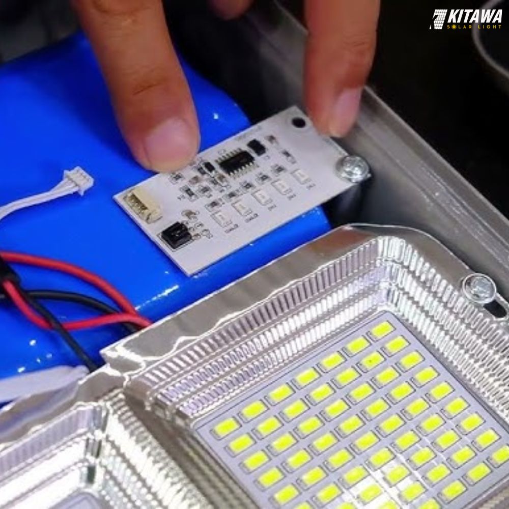 Hướng dẫn cách tháo đèn năng lượng mặt trời đúng kỹ thuật, an toàn