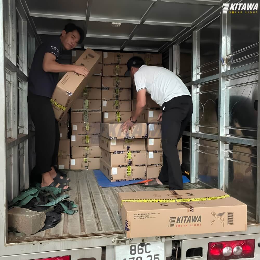 KITAWA bàn giao 200 đèn năng lượng mặt trời cho xí nghiệp gạo ở Đồng Tháp