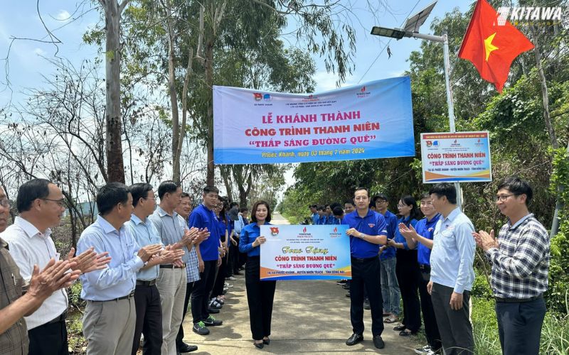 KITAWA ra quân cùng Đoàn thanh niên lắp đèn năng lượng mặt trời thắp sáng đường quê