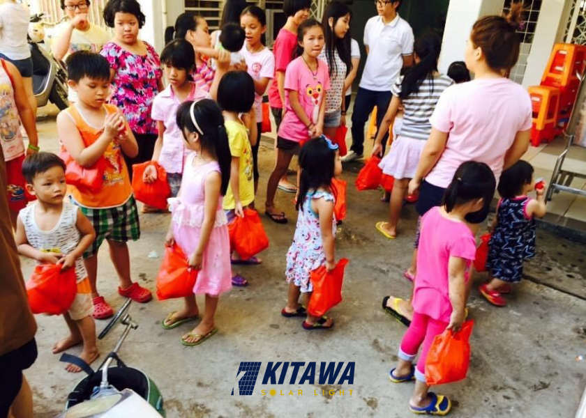 Kitawa thăm và tặng quà cho trẻ em chùa Diệu Giác