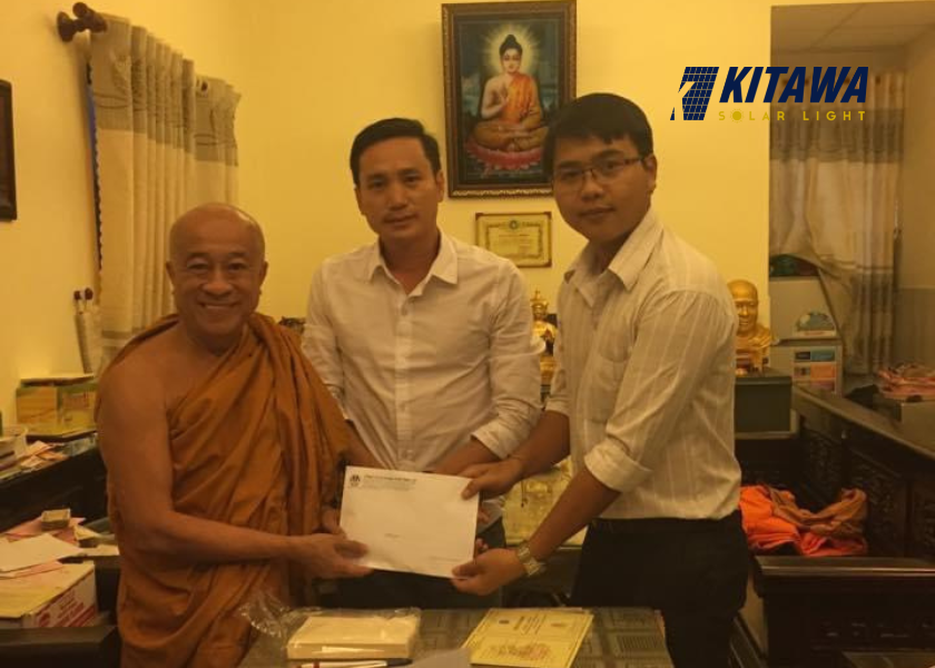 Kitawa thăm và tặng quà cho trẻ em tại chùa Kỳ Quang