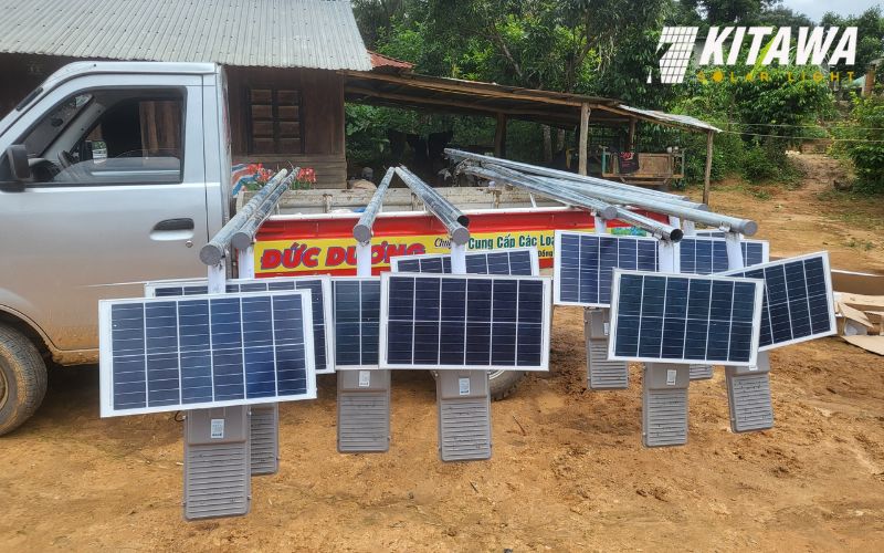 Lắp đặt đèn năng lượng mặt trời ở xã Hòa Đông, Krông Pắk, Đắk Lắk