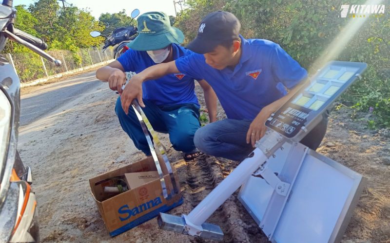 KITAWA ra quân cùng Đoàn thanh niên lắp đèn năng lượng mặt trời thắp sáng đường quê
