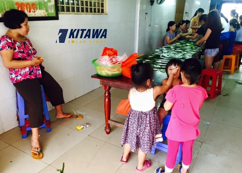 Kitawa thăm và tặng quà cho trẻ em chùa Diệu Giác