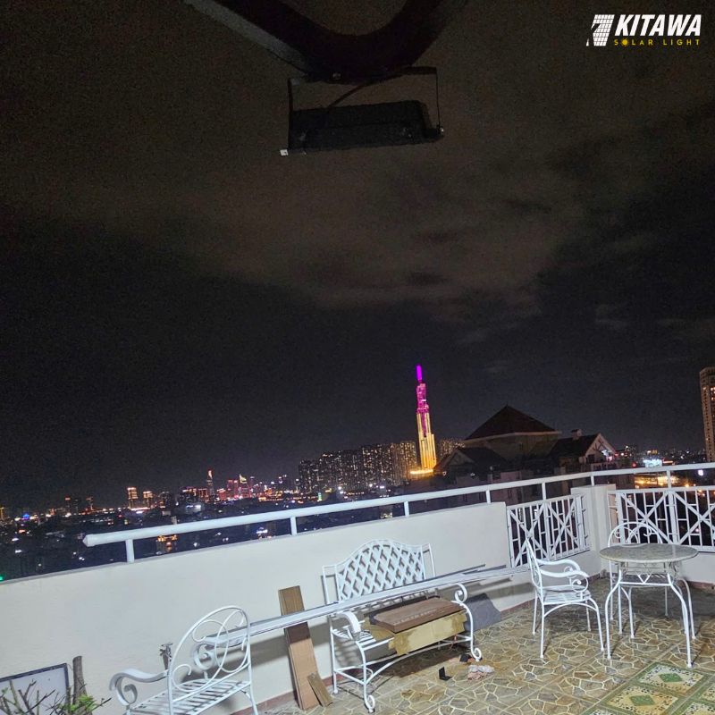 lắp đèn pha năng lượng mặt trời cho sân thượng