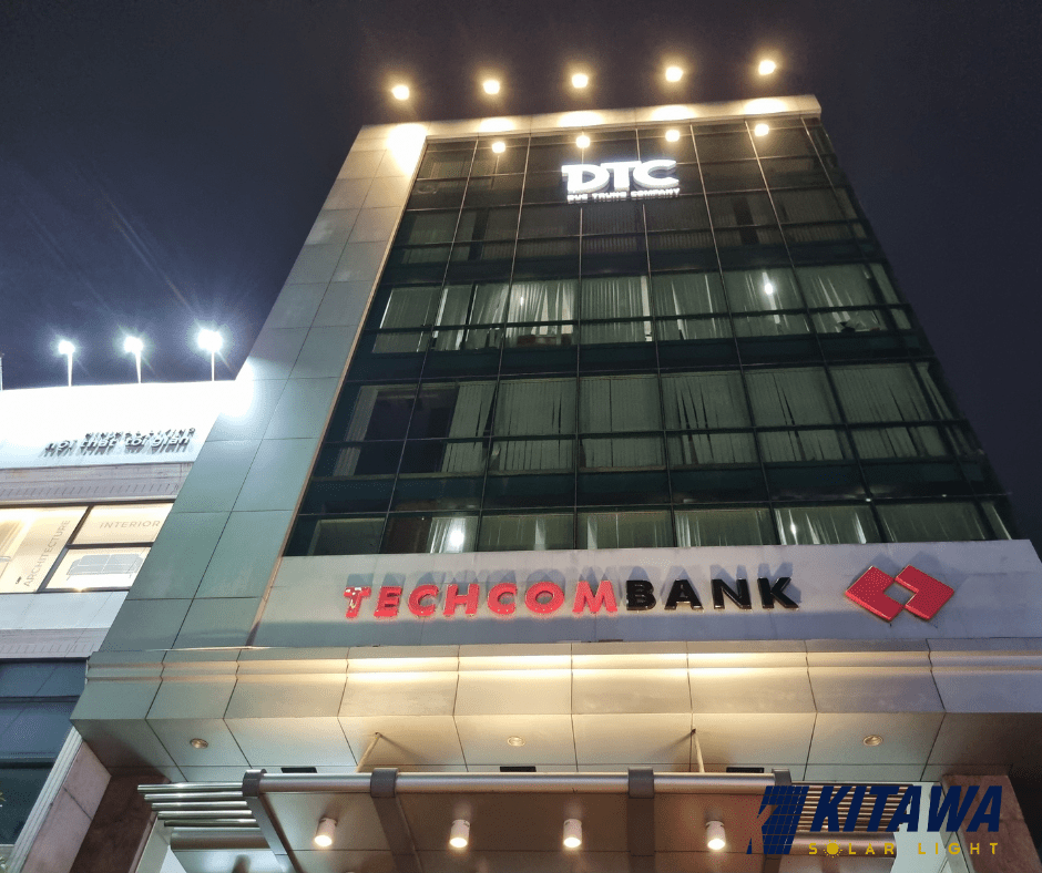 Techcombank lắp đặt đèn pha năng lượng mặt trời Kitawa