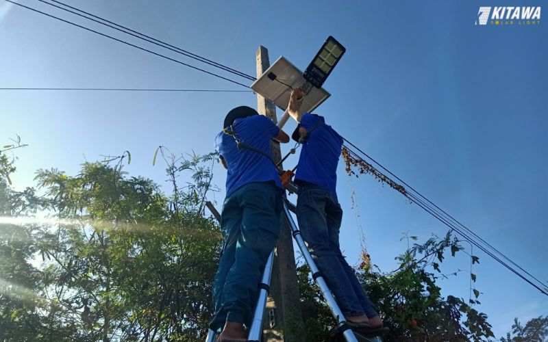 KITAWA ra quân cùng Đoàn thanh niên lắp đèn năng lượng mặt trời thắp sáng đường quê