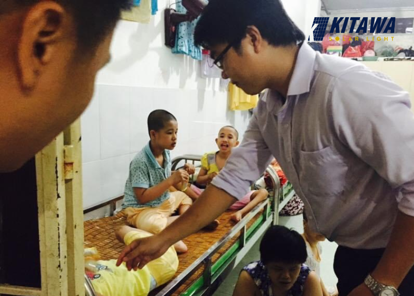 Kitawa thăm và tặng quà cho trẻ em tại chùa Kỳ Quang