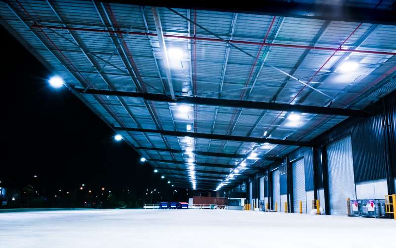 So sánh đèn LED điện và đèn huỳnh quang được sử dụng tại các khu vực rộng