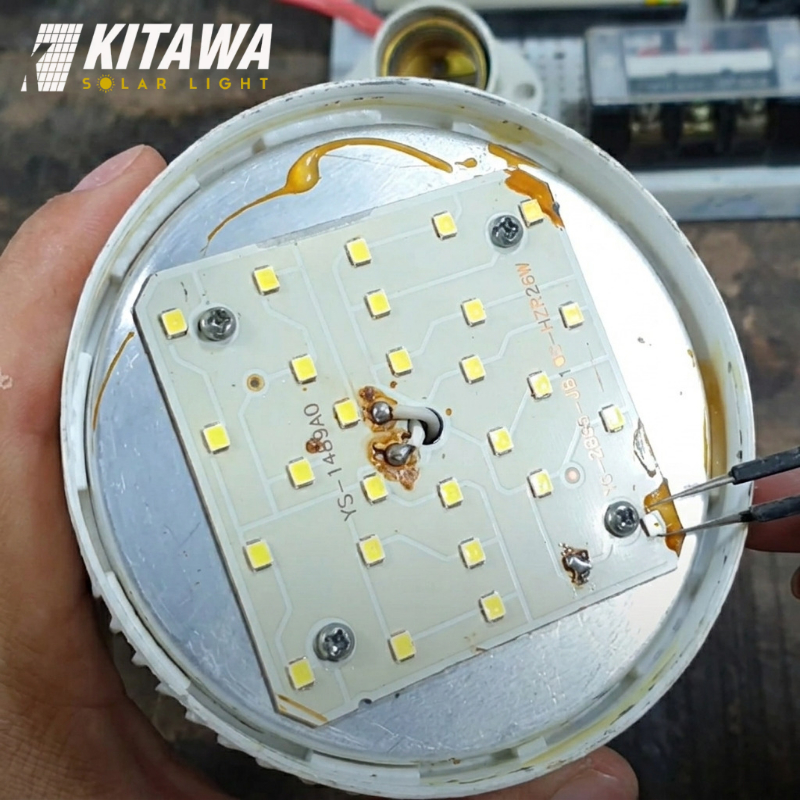Dùng nhíp cách điện để kiểm tra từng con chip 