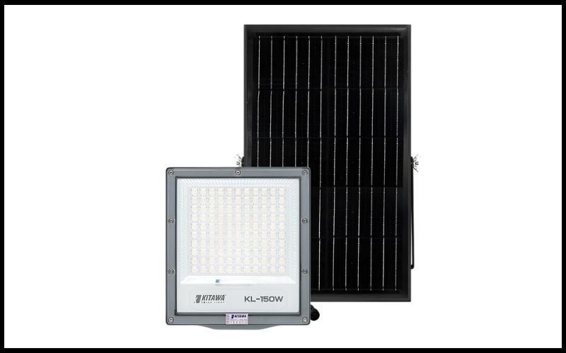 Đèn pha năng lượng mặt trời KITAWA DP24.150 trong sân vườn