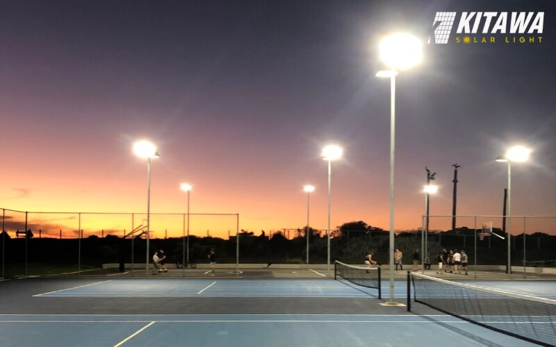 Cường độ ánh sáng mạnh là điều cần xem xét khi chọn đèn cho sân tennis