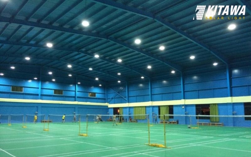 Đèn được lắp theo đường biên dọc của sân cầu lông